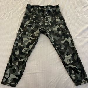 Athleta Camo 1x Capri Leggings